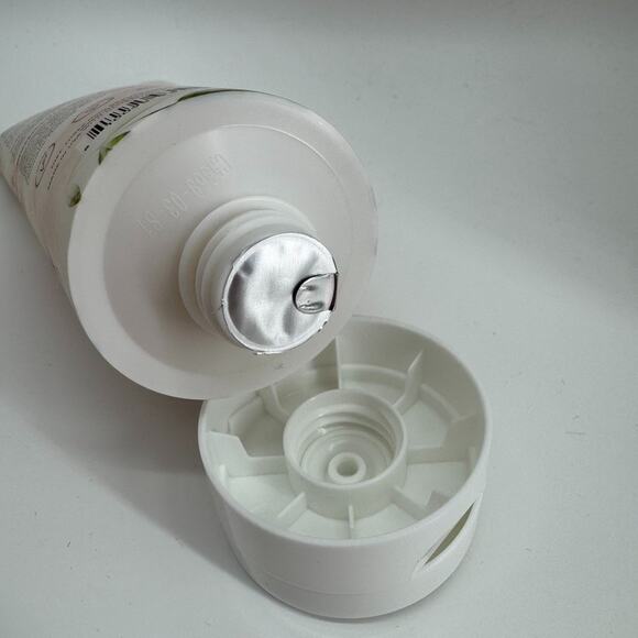 Nakery Beauty SkinRestore Body & Hand Wash Rose + Romance 9.8 oz - New & Sealed - Picture 3 of 3